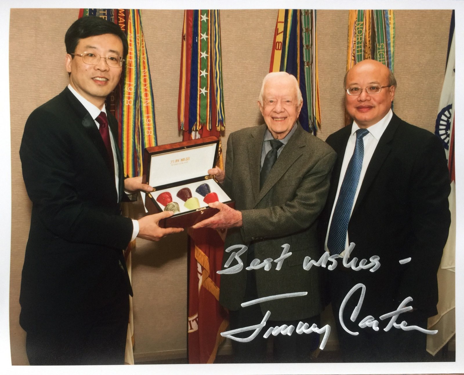 Former US President Carter (center), Executive Vice Chairman of the US China Business Association Wu Gaolin (right), and Aurora Chairman Deng Tao (left) take a photo together
