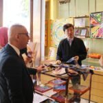 Mr. Deng Tao, Chairman of Aurora, introduced Aurora's scarves and ceramics to the guests. After listening to the introduction, Arab cultural and cultural experts praised Aurora's products one after another.