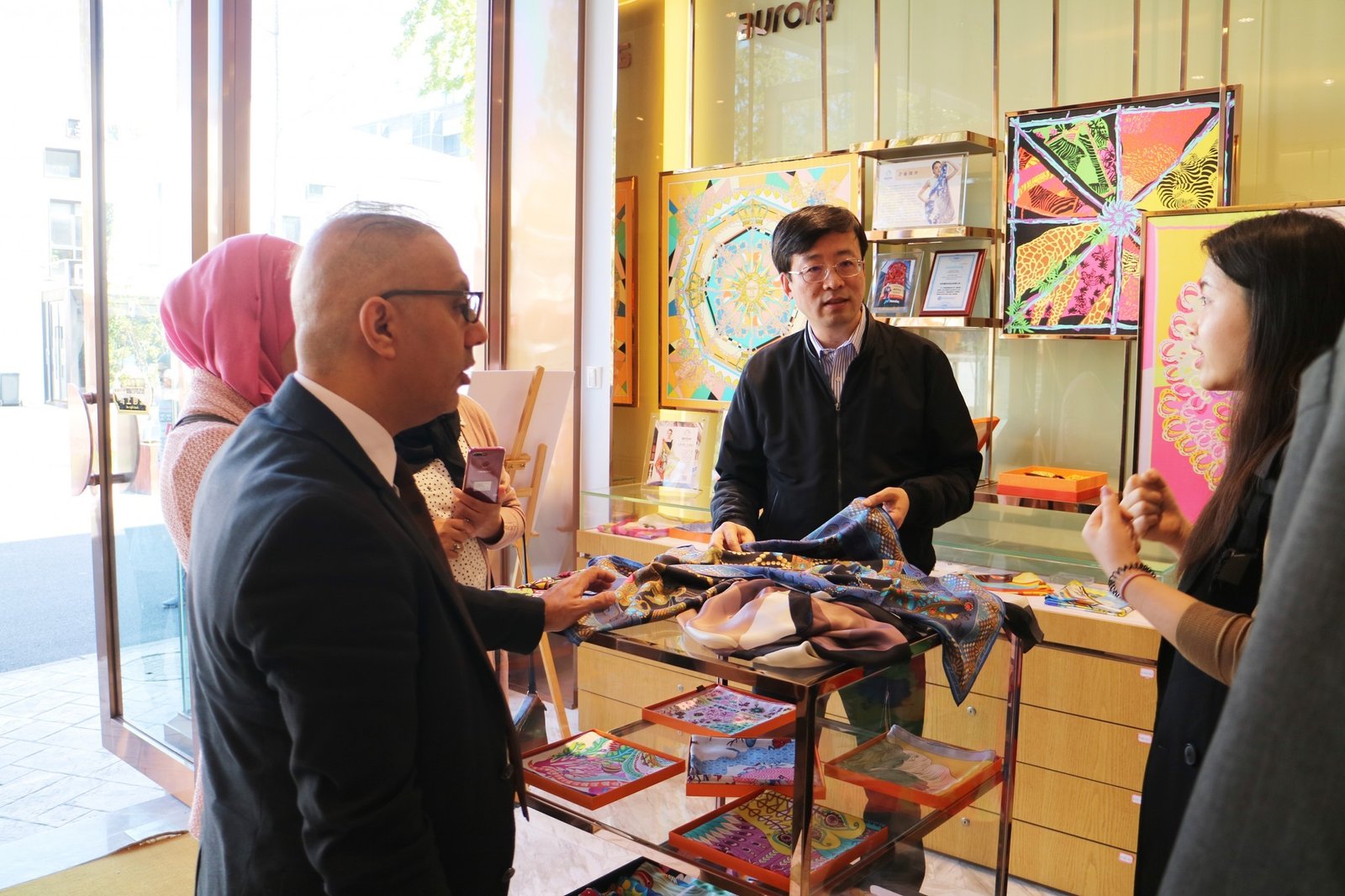 Mr. Deng Tao, Chairman of Aurora, introduced Aurora's scarves and ceramics to the guests. After listening to the introduction, Arab cultural and cultural experts praised Aurora's products one after another.
