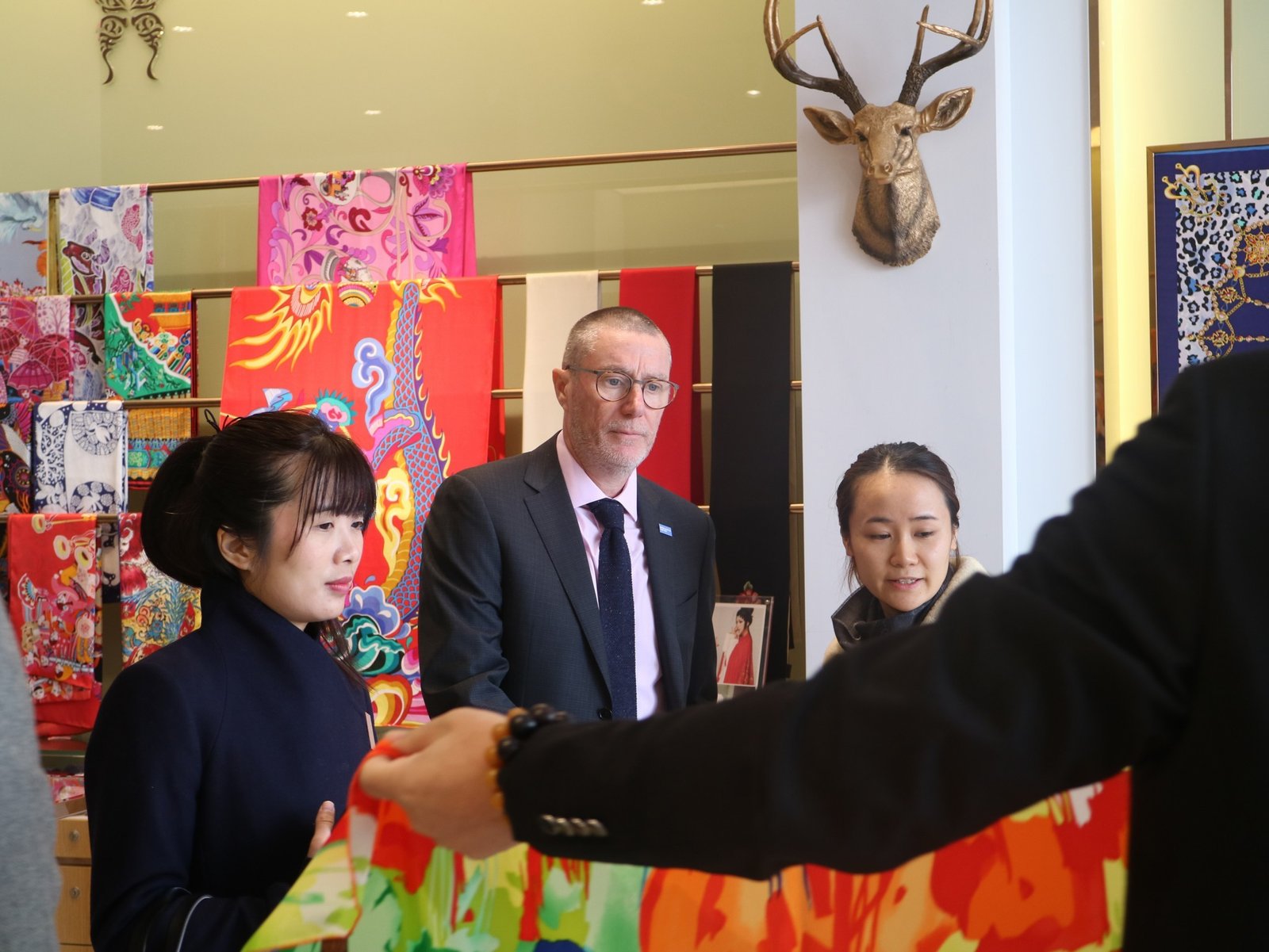 Entering the Aurora exhibition hall, the colorful three-dimensional scarves in front of them dazzled them. They were curious about how scarves with so many colors and similar front and back were made. Aurora Vice General Manager Wang Shang introduced the production process of Aurora scarves to the guests.
