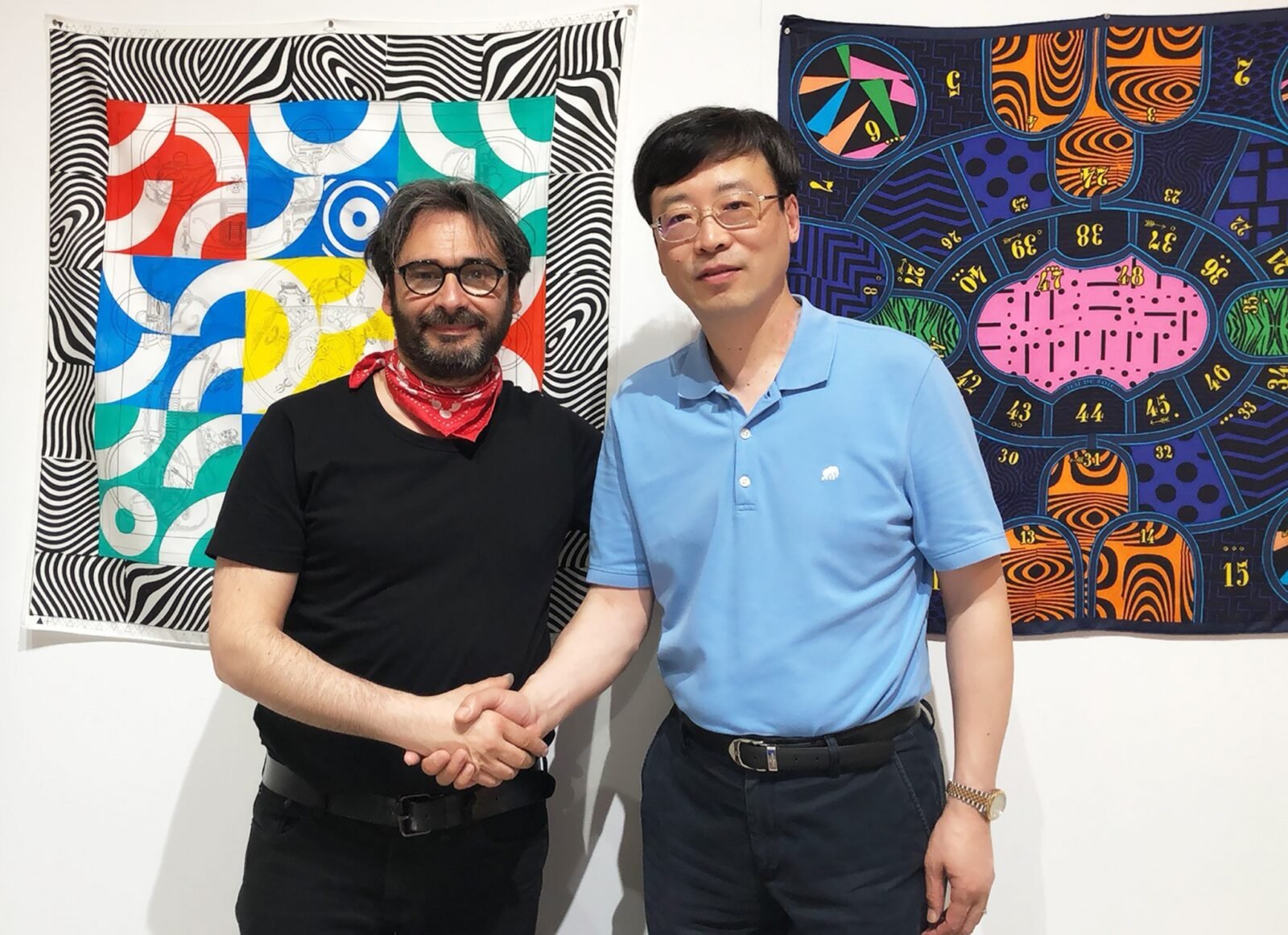 Aurora Chairman Deng Tao (right) and Herm è s designer (left) take a photo together