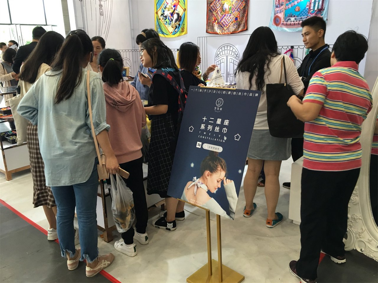 Cultural ministers and ambassadors from Central and Eastern European countries visit the booth at Aurora Cultural Expo
