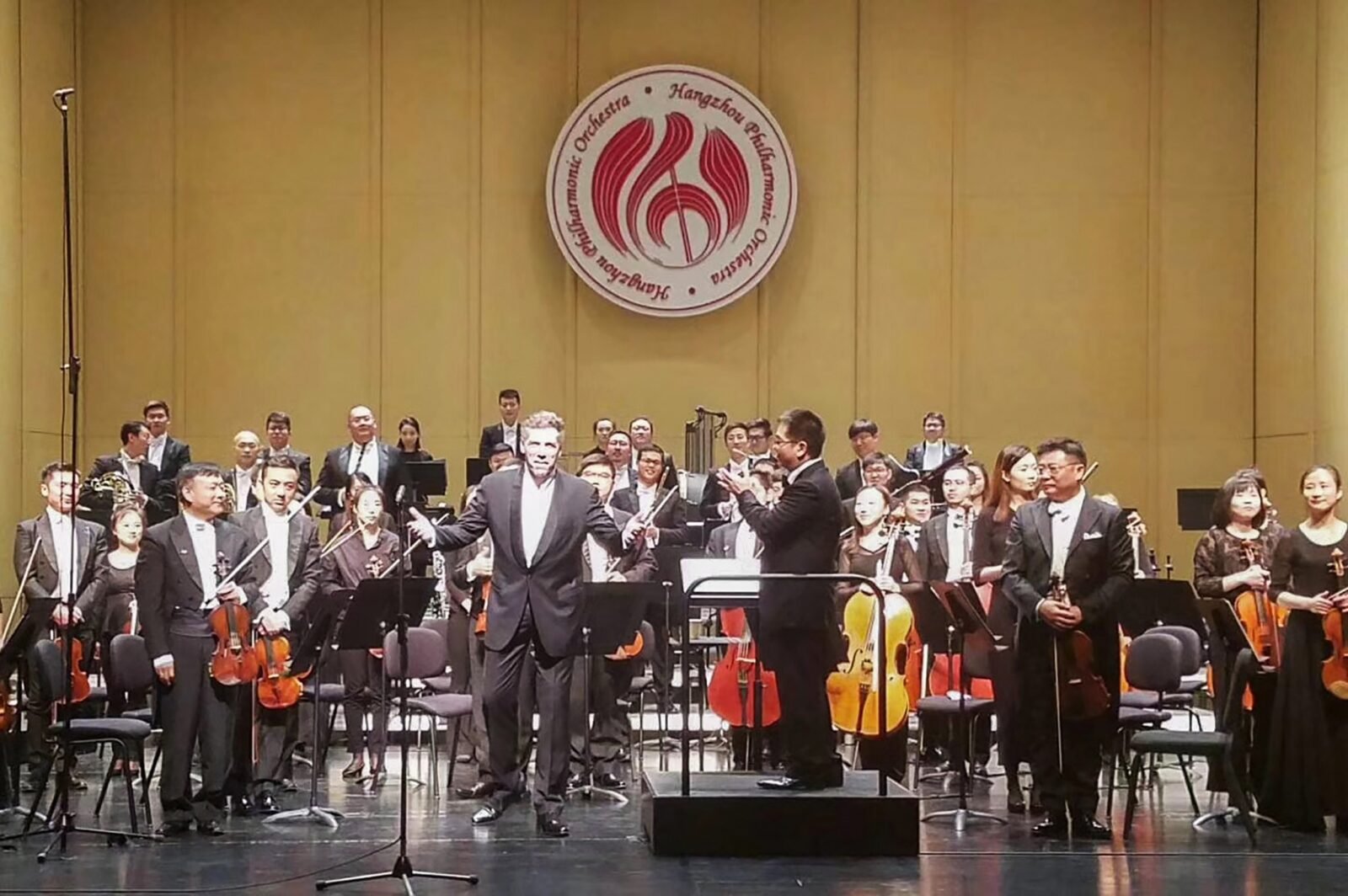 Famous American singer Thomas Hampson stands for Aurora