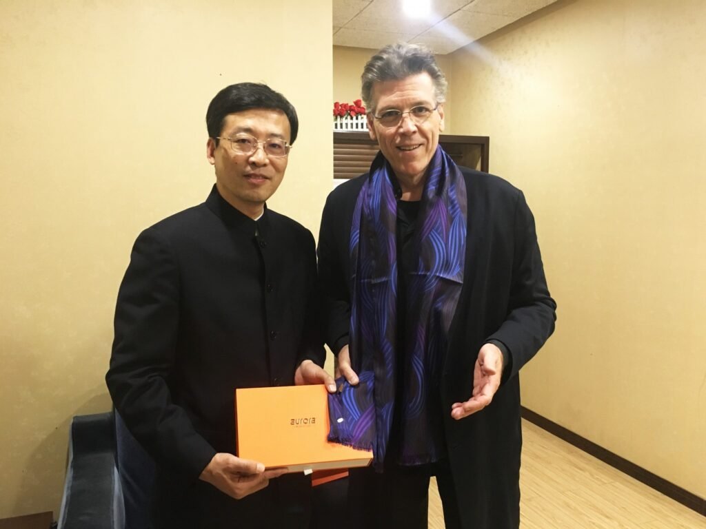 Famous American singer Thomas Hampson stands for Aurora
