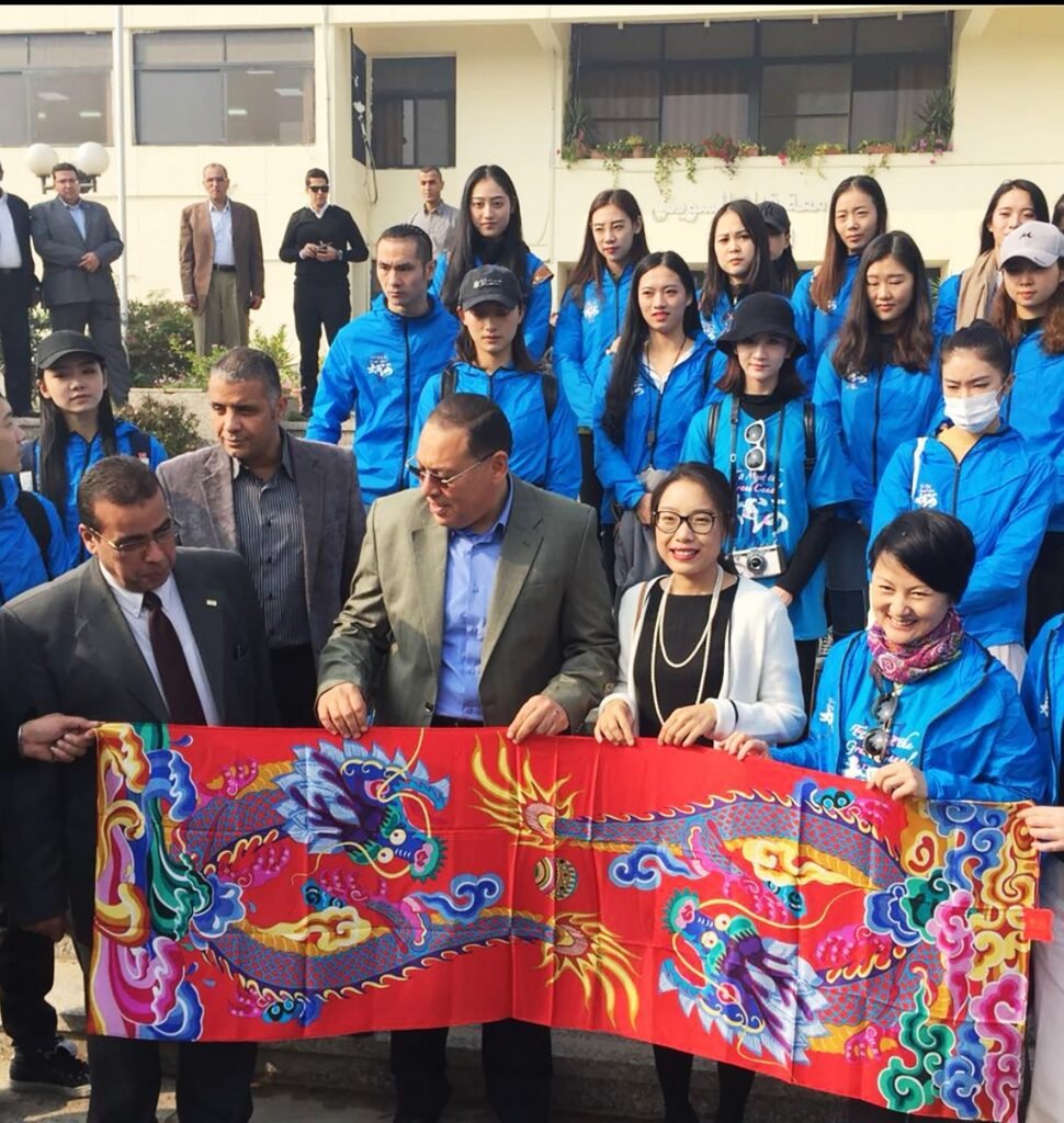 The President and Vice President of Suez Canal University held Aurora "Silkworm Seal" scarves and took a group photo as a souvenir
