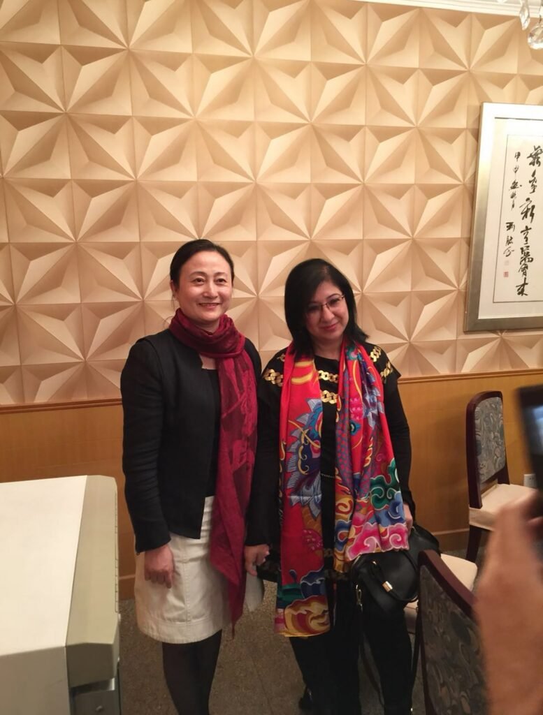 The wife of an Egyptian minister is very fond of the Chinese style "Silkworm Seal" and took a photo with Secretary Zhu Ling wearing a silk scarf as a souvenir
