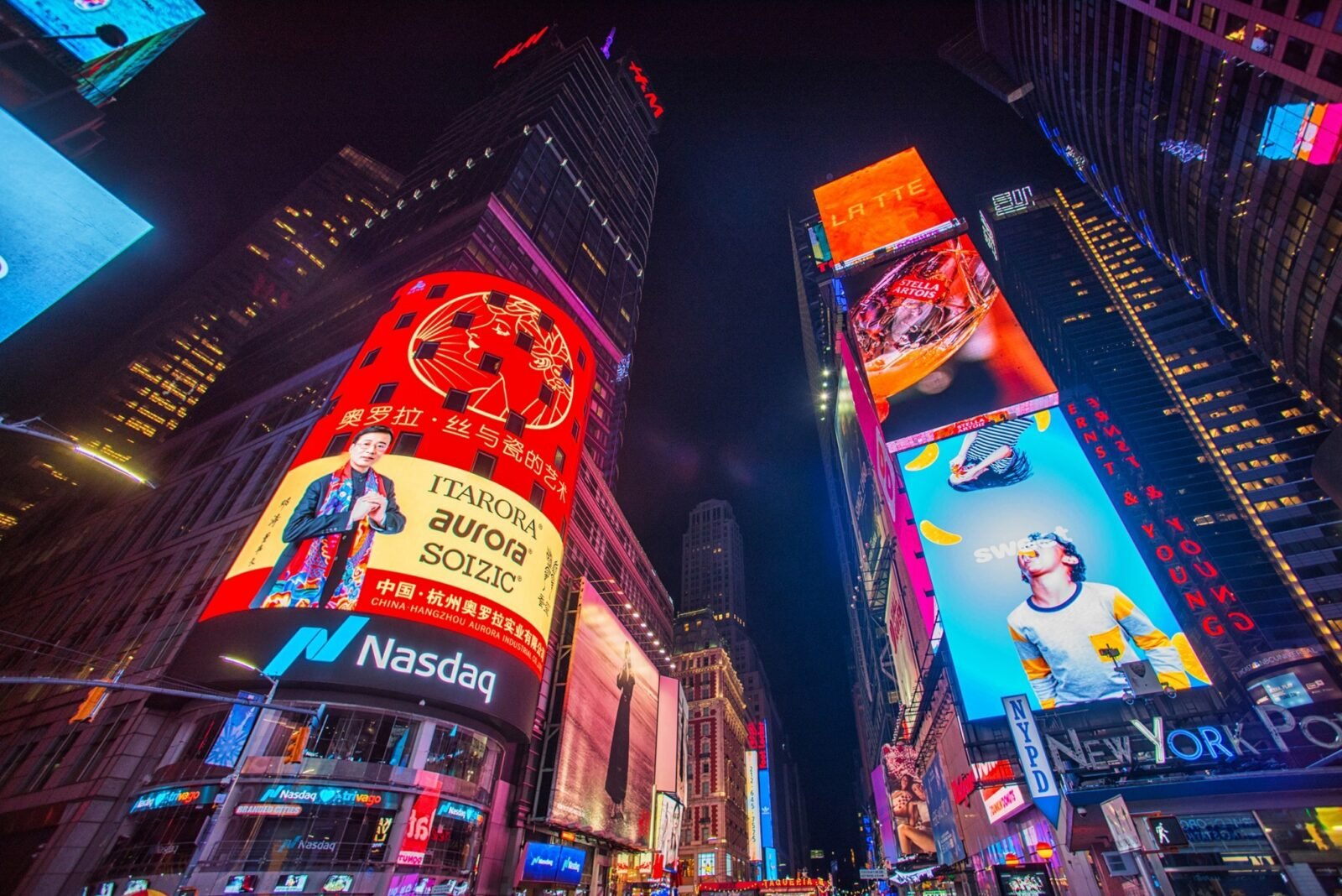 Aurora Industries made a stunning debut on the NASDAQ screen, showcasing the power of Chinese silk and porcelain to the world