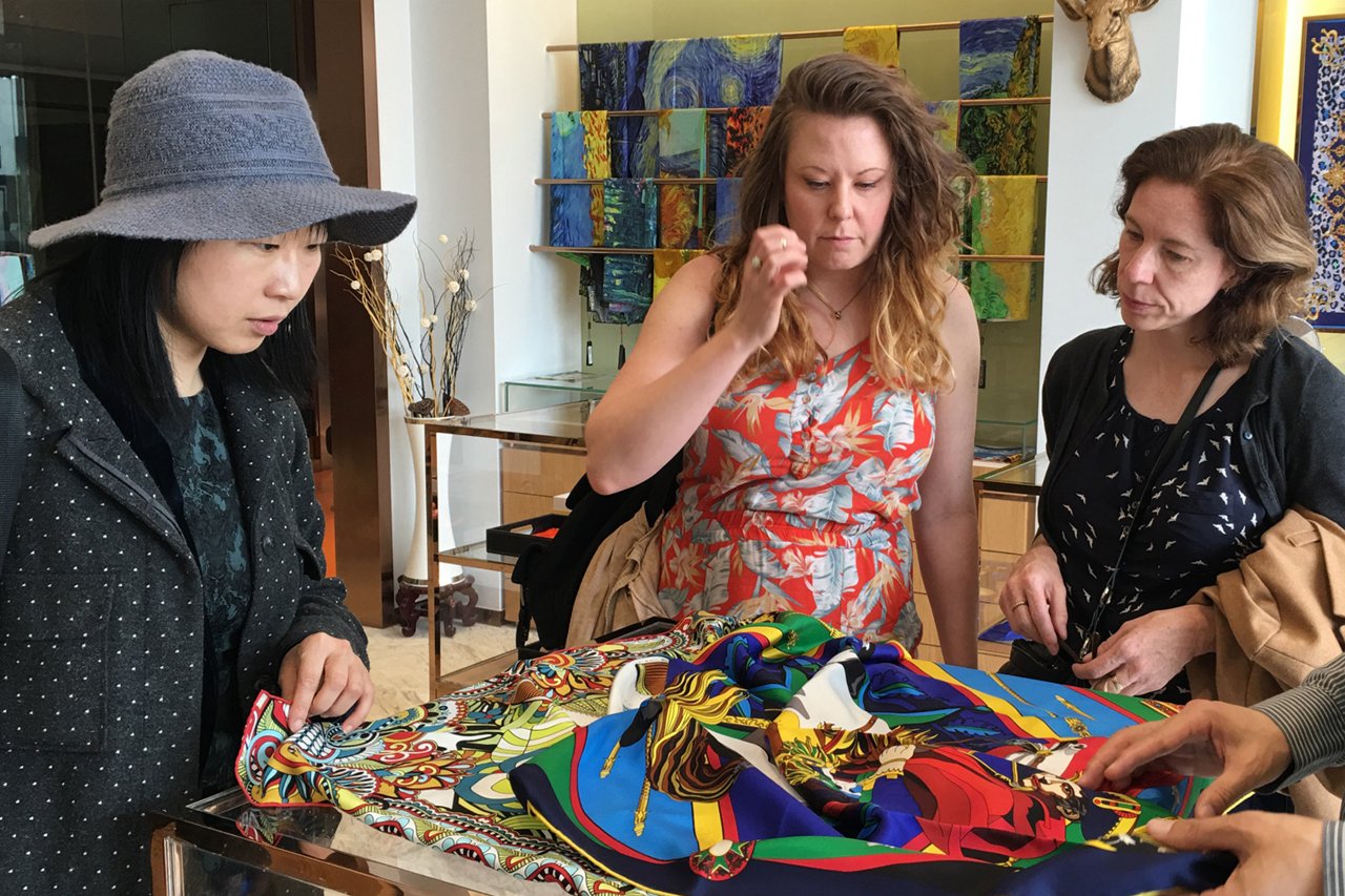 Nottingham delegation visits Aurora's silk scarf brand to explore new possibilities for silk art and international cooperation