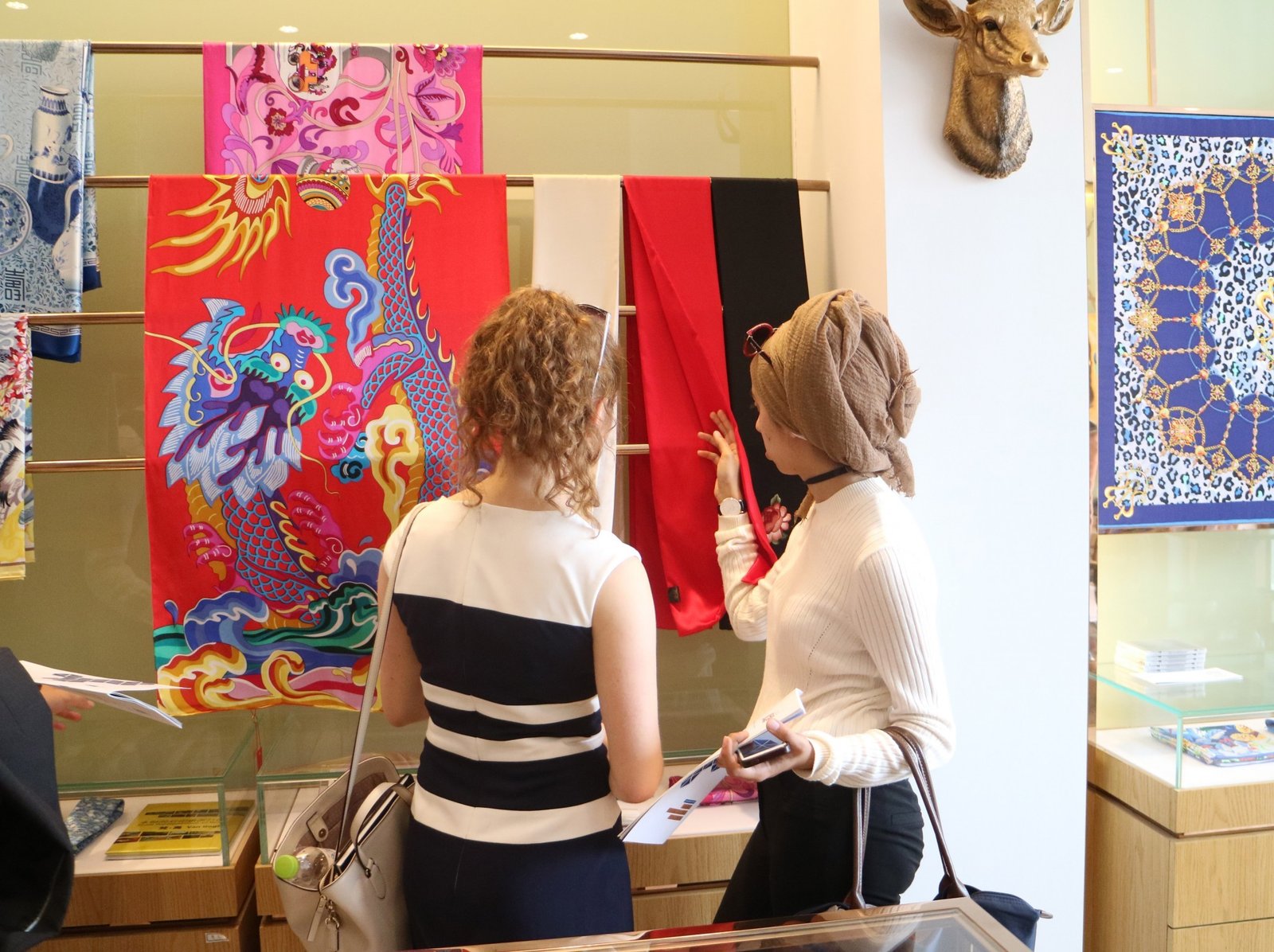 Canadian Youth Delegation Visits Aurora Store: A Testament to Exquisite Design and Quality