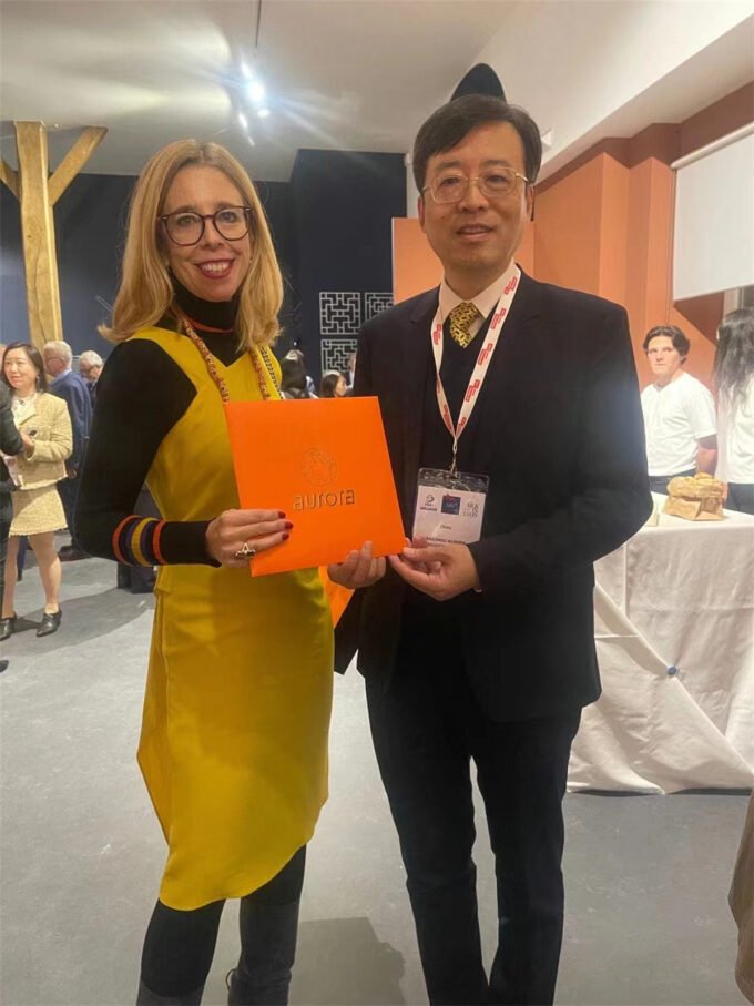 Ms. Laura Sofia Clerici, President of the Italian Silk Association and General Manager of TESEO SpA, gave a thumbs up to Aurora Silk
