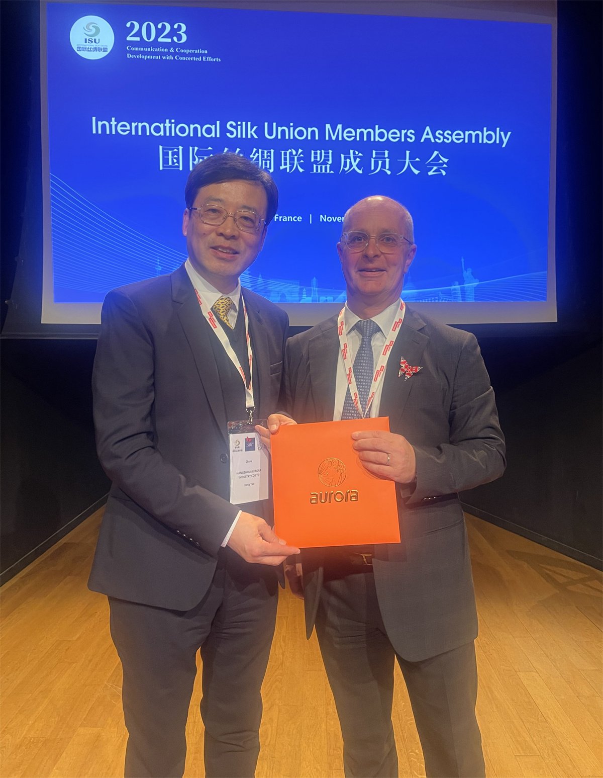 Mr. Xavier Lepingle, Vice President of the French Textile Enterprise Federation and CEO of Herm è s Textile Holdings, gave a thumbs up to Aurora National Silk