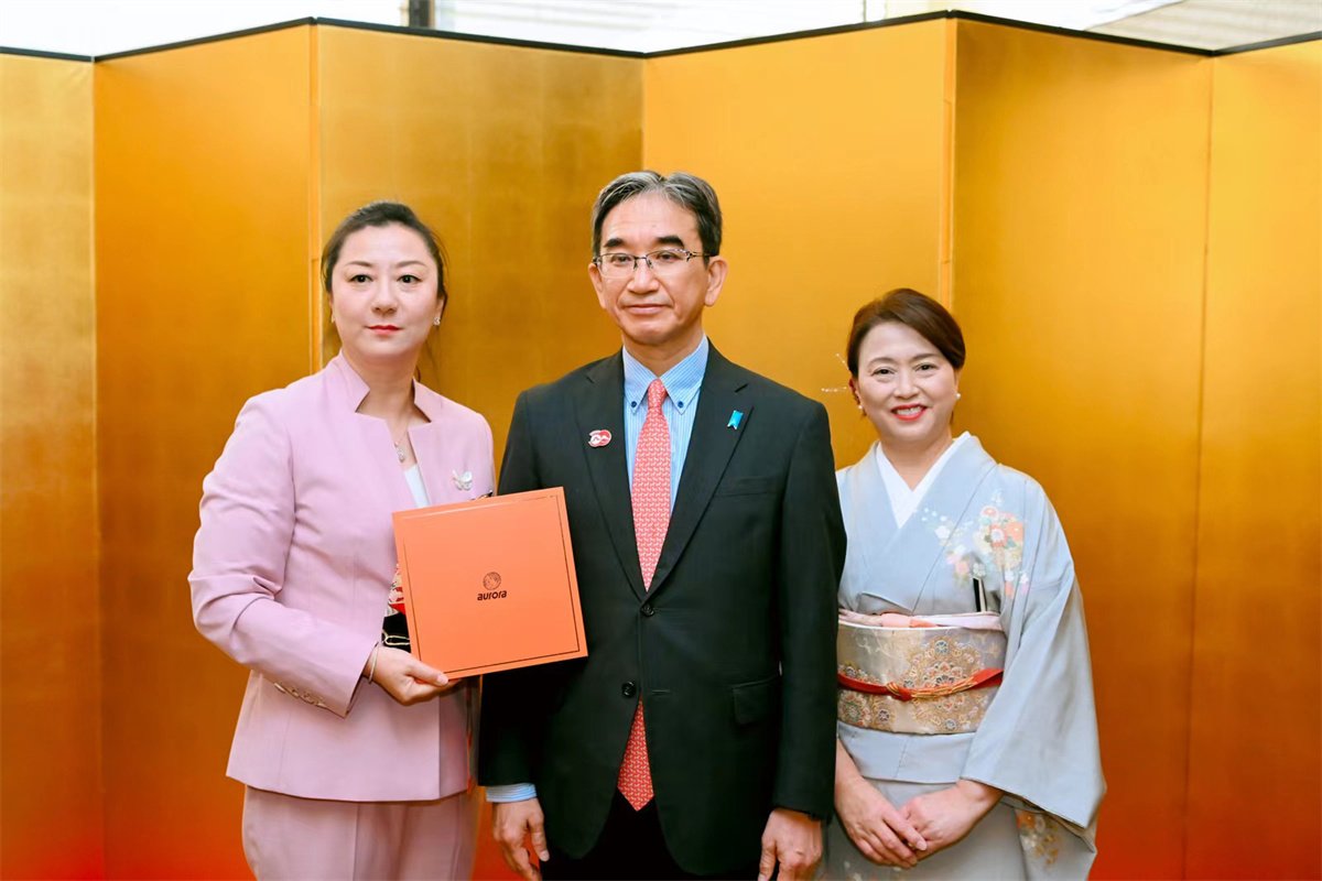 Japanese Ambassador to China praises Aurora scarf