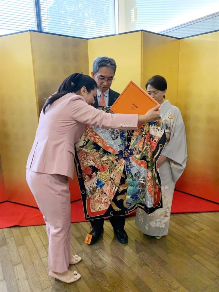 Japanese Ambassador to China praises Aurora scarf
