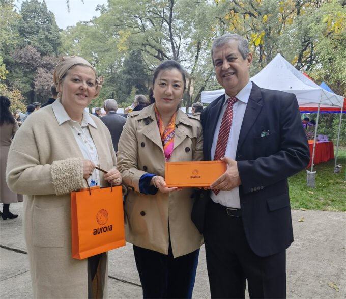 Mr. Hassan Rabezi, the newly appointed Ambassador of Algeria to China (pictured on the right), holds Aurora products and gives a thumbs up to the Aurora Silk Road platform!