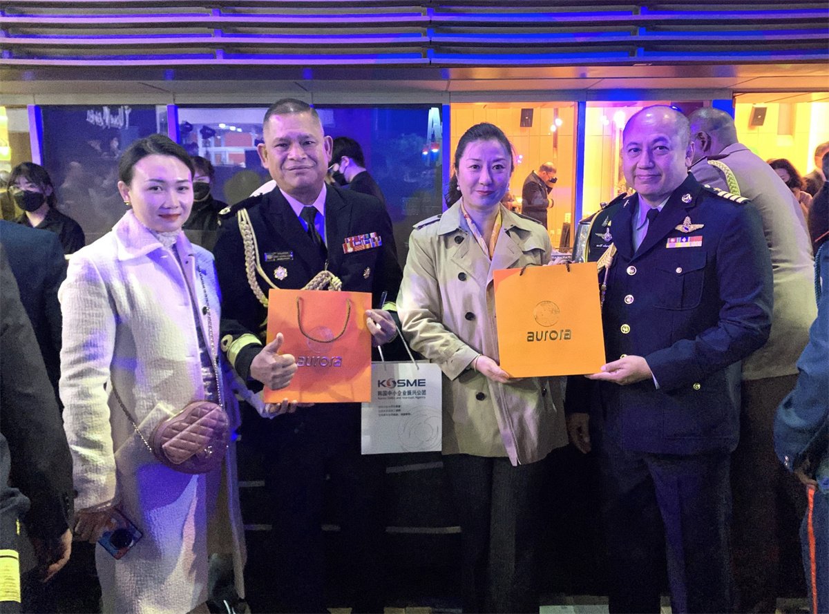 Indonesian military attach é to China, Prayut Mr. Bomana and Thai military attach é in China, Mr. Balatai, held Aurora products and gave a thumbs up to the Chinese brand, which has been ranked among the top 500 Asian brands.