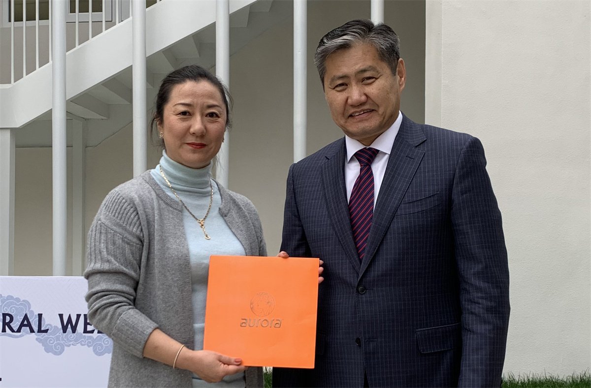 Mr. Tubusin Badler, the Ambassador of Mongolia to China, gave a thumbs up to Aurora products!