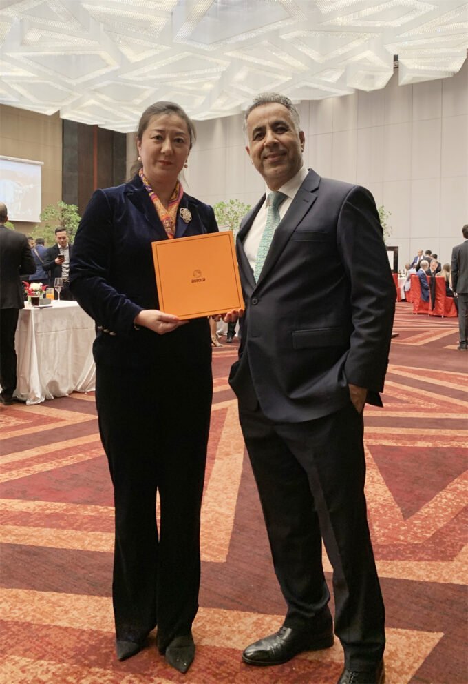 Mr. Nasser Al Busaidi, the Ambassador of Oman to China, gave a thumbs up to the Aurora platform of the Silk Road!