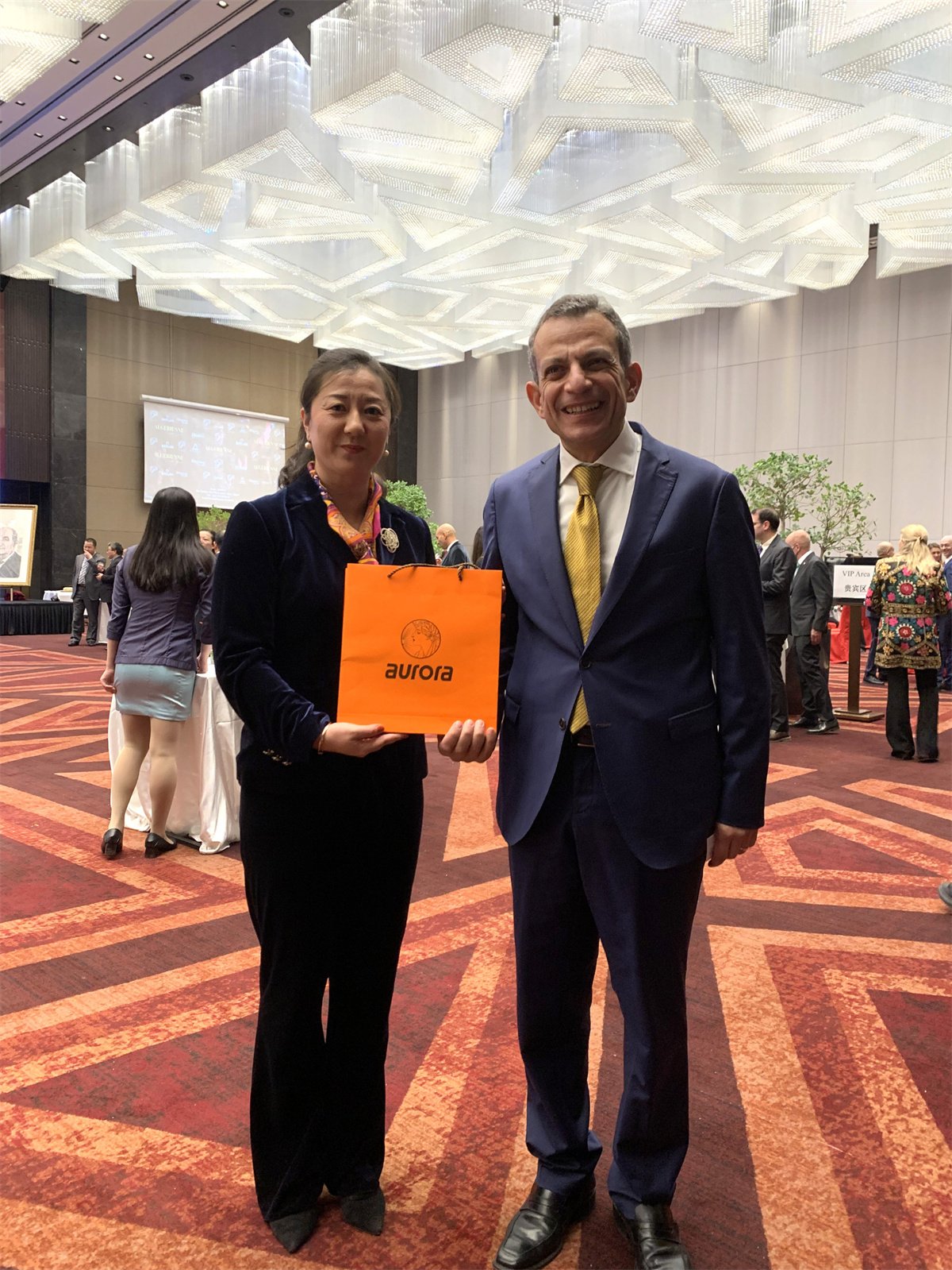 Mr. Asim Hanefi, the newly appointed Ambassador of Egypt to China, gave a thumbs up to the platform of Aurora, a Fortune 500 Asian brand!