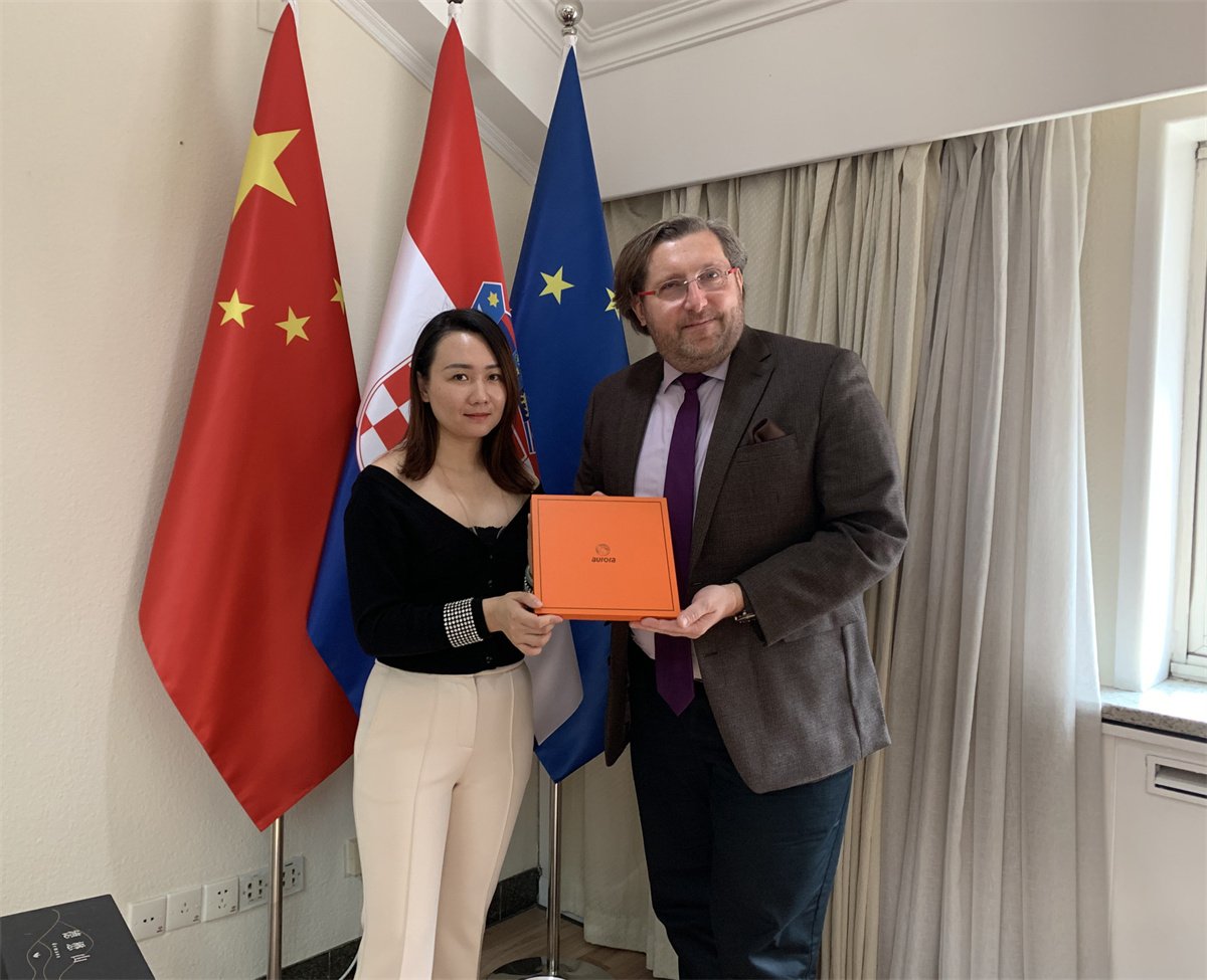 Dhr. Dario Mihailin, Ambassador of Croatia to China, gave a thumbs up to Aurora, one of the top 500 Asian brands, on the Silk Road platform!