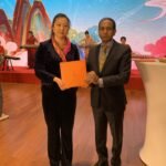The Deputy Director of the Embassy of Mauritius in China gave a thumbs up to the Aurora Silk Road platform