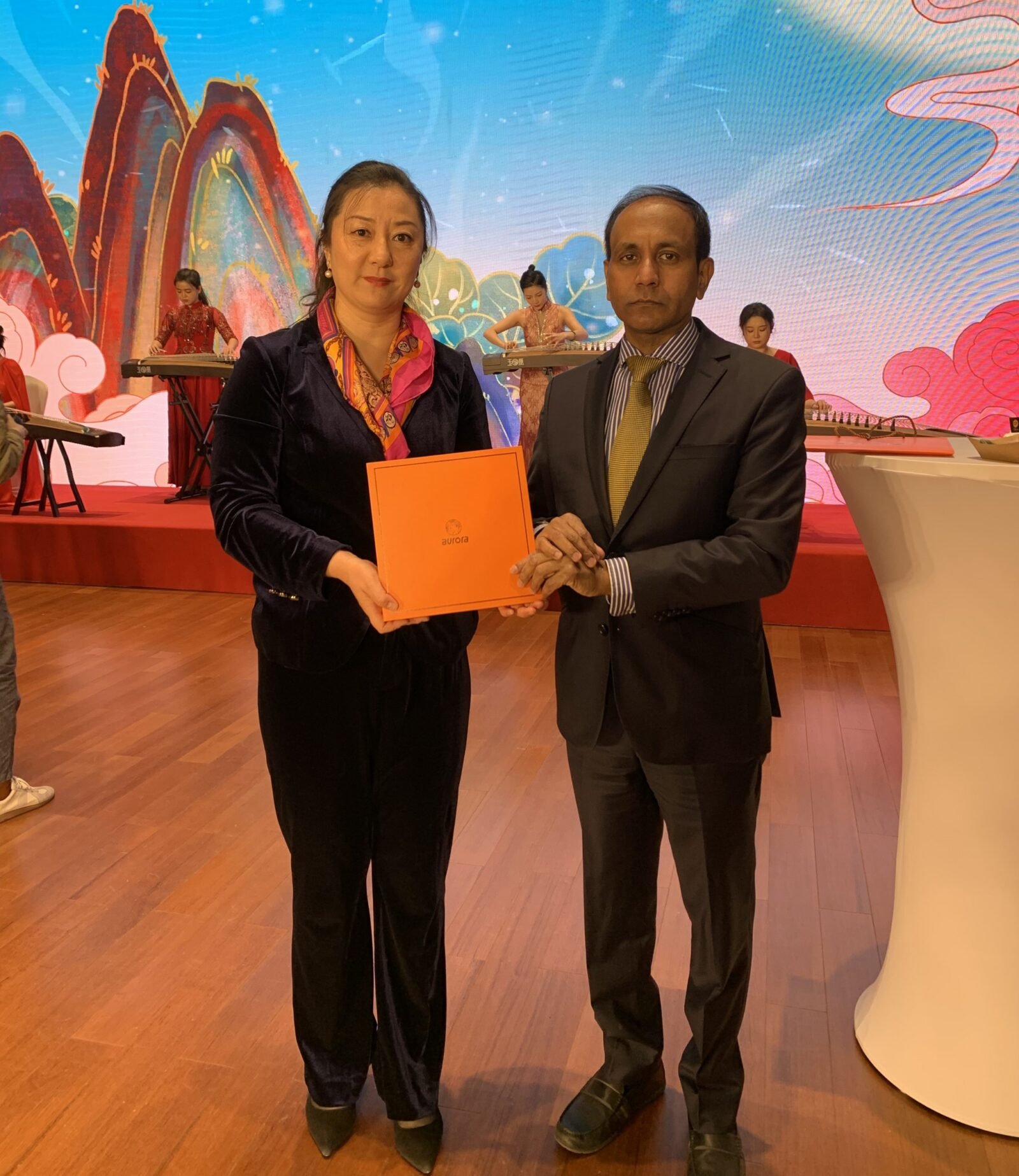 The Deputy Director of the Embassy of Mauritius in China gave a thumbs up to the Aurora Silk Road platform