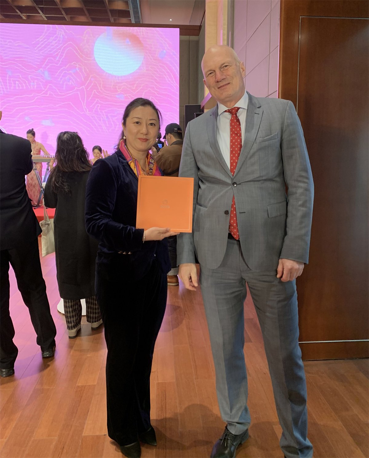 Mr. Bai Ruiyi, the newly appointed Swiss Ambassador to China, gave a thumbs up to the Aurora Silk Road platform!