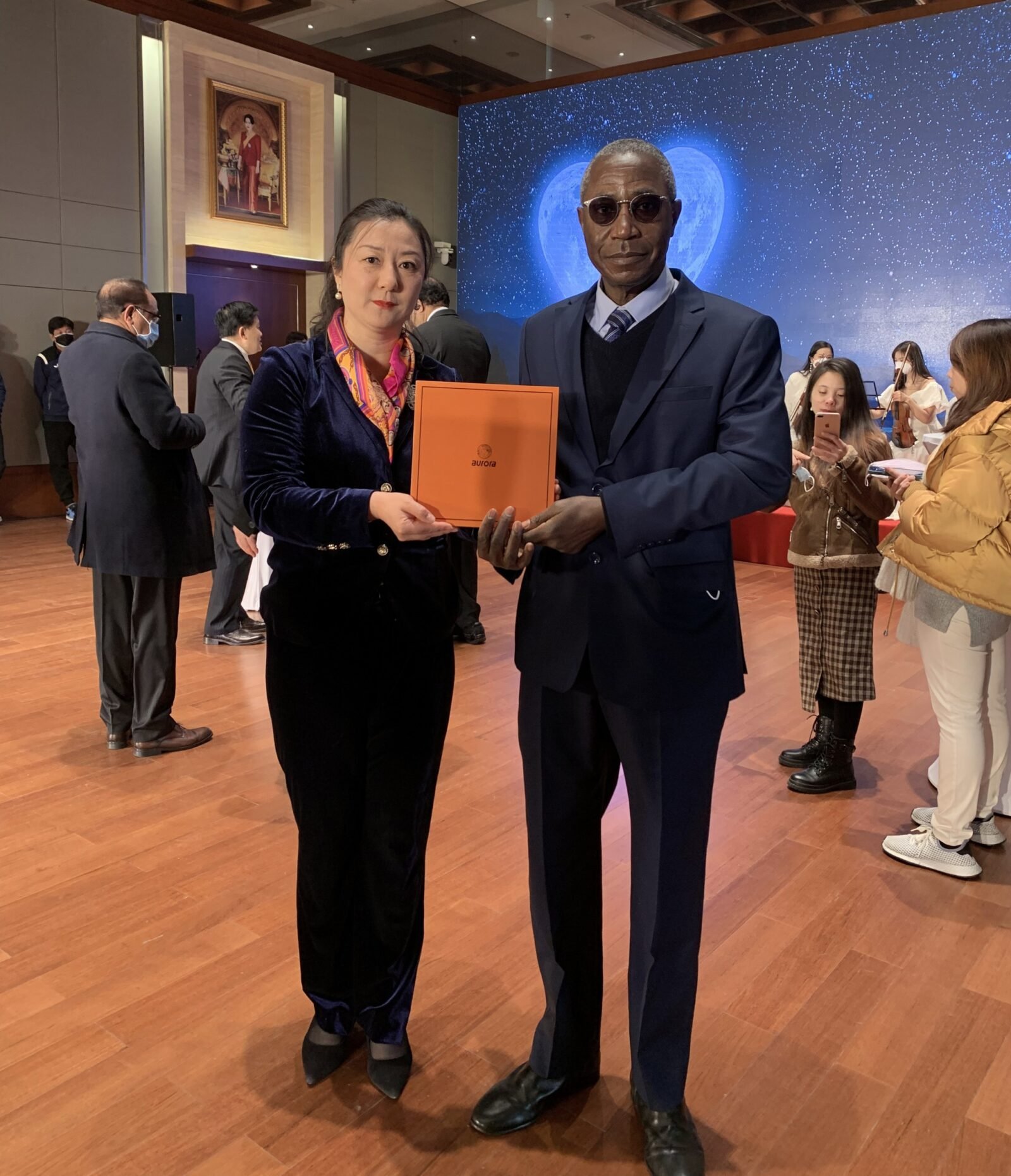 Niger's current ambassador to China, Galba Seni, praises Aurora scarf platform