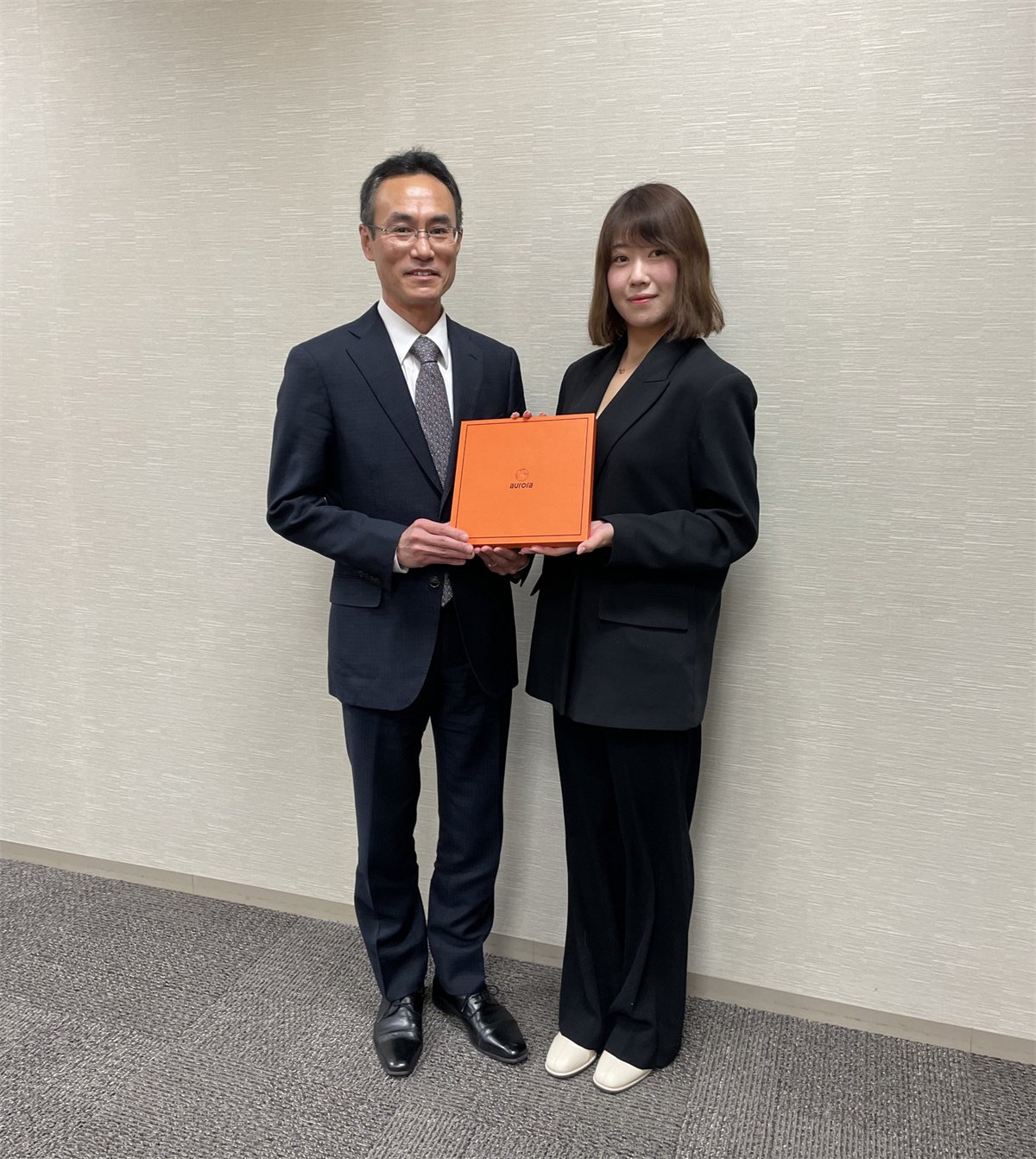 Dhr. Shigeru Koizumi, Chief Ambassador of the Japanese Embassy in China, gave a thumbs up to the Aurora Silk Road platform!