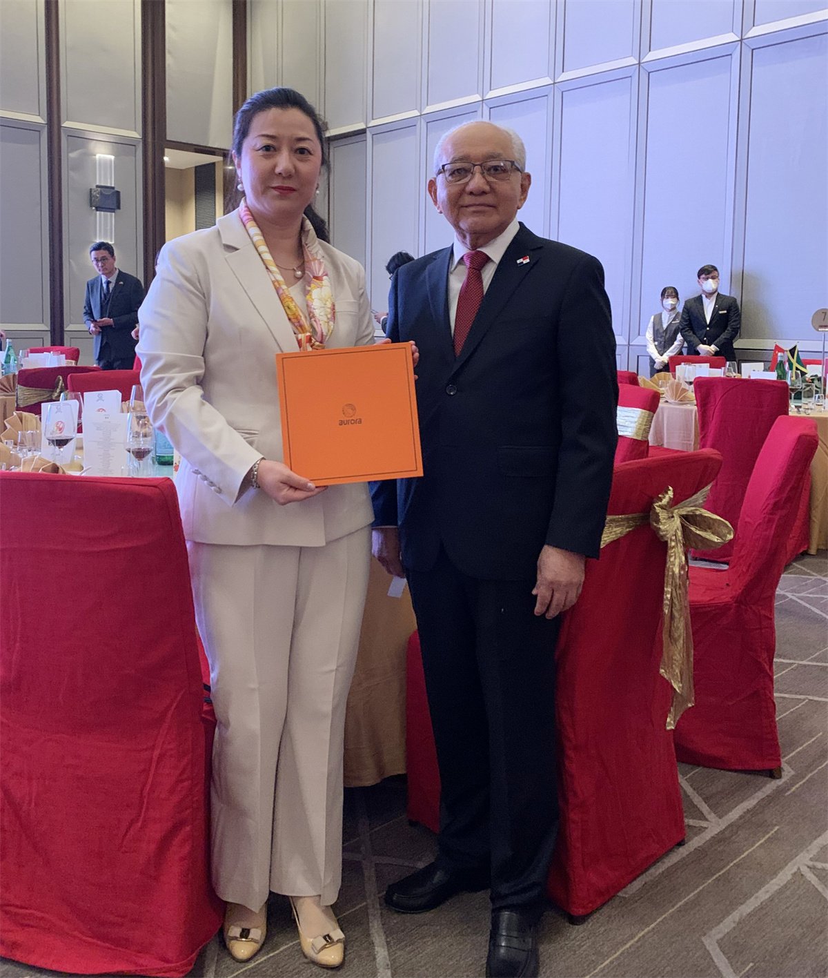 Dhr. Ganlin, the current Ambassador of Panama to China, gave a thumbs up to Aurora scarf platform