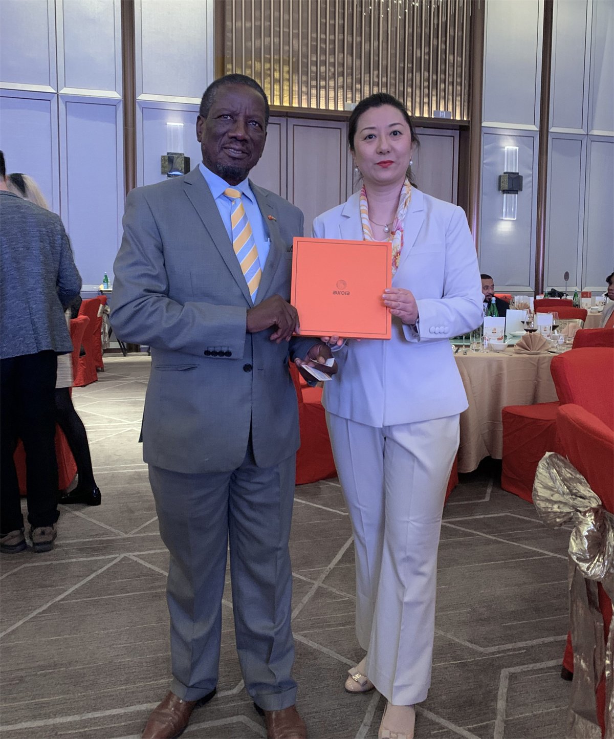 Dhr. Illya, the Ambassador of Namibia to China, gave a thumbs up to Aurora scarf platform