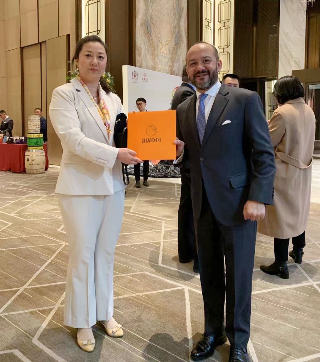 Dhr. Briuni Galavito, Ambassador of the Dominican Republic to China, gave a thumbs up to Aurora scarf platform