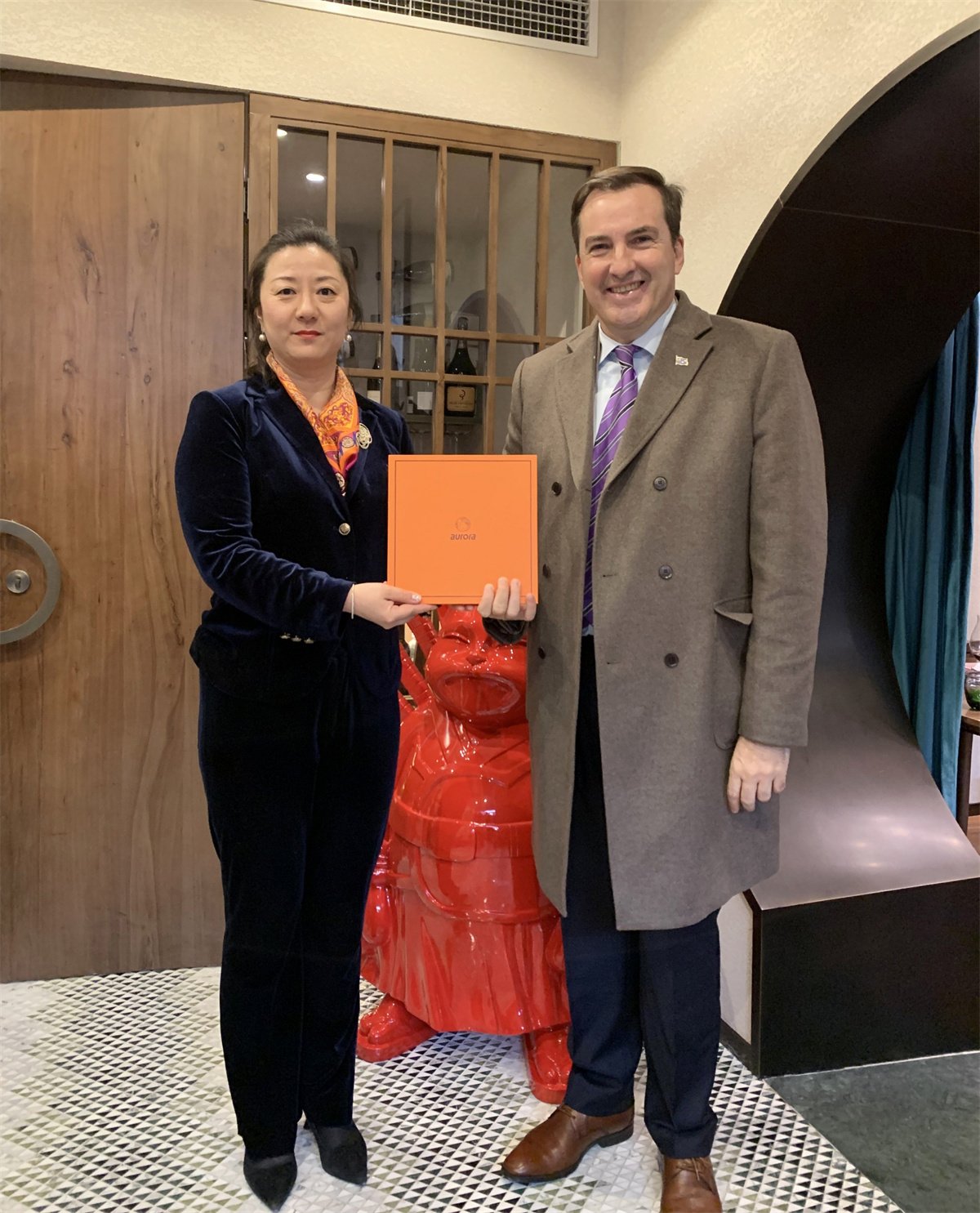 Dhr. Fernando Lugris, Ambassador of Uruguay to China, prees het Aurora-sjaalplatform