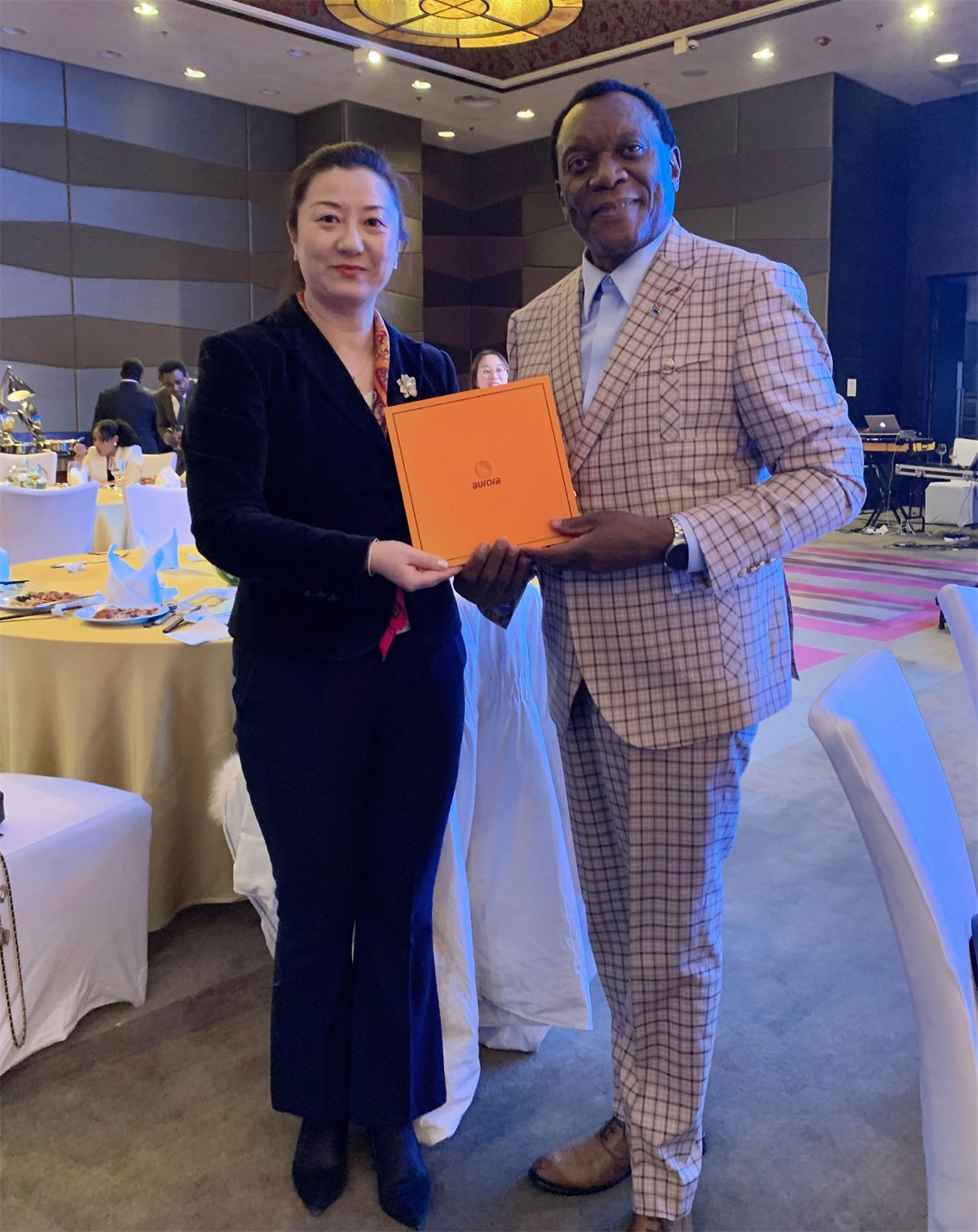 Mr. Xie Shengwen, the South African Ambassador to China, gave a thumbs up to the Aurora scarf platform