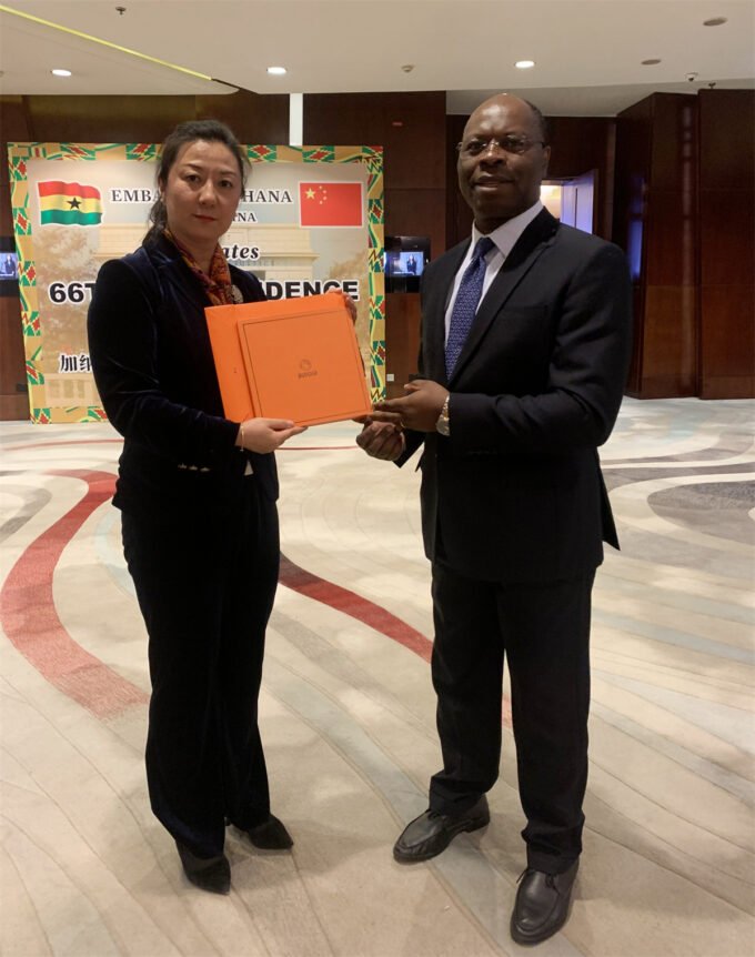 Mr. Baudelaire Ndong Ella, Ambassador of Gabon to China, praised the Aurora scarf platform