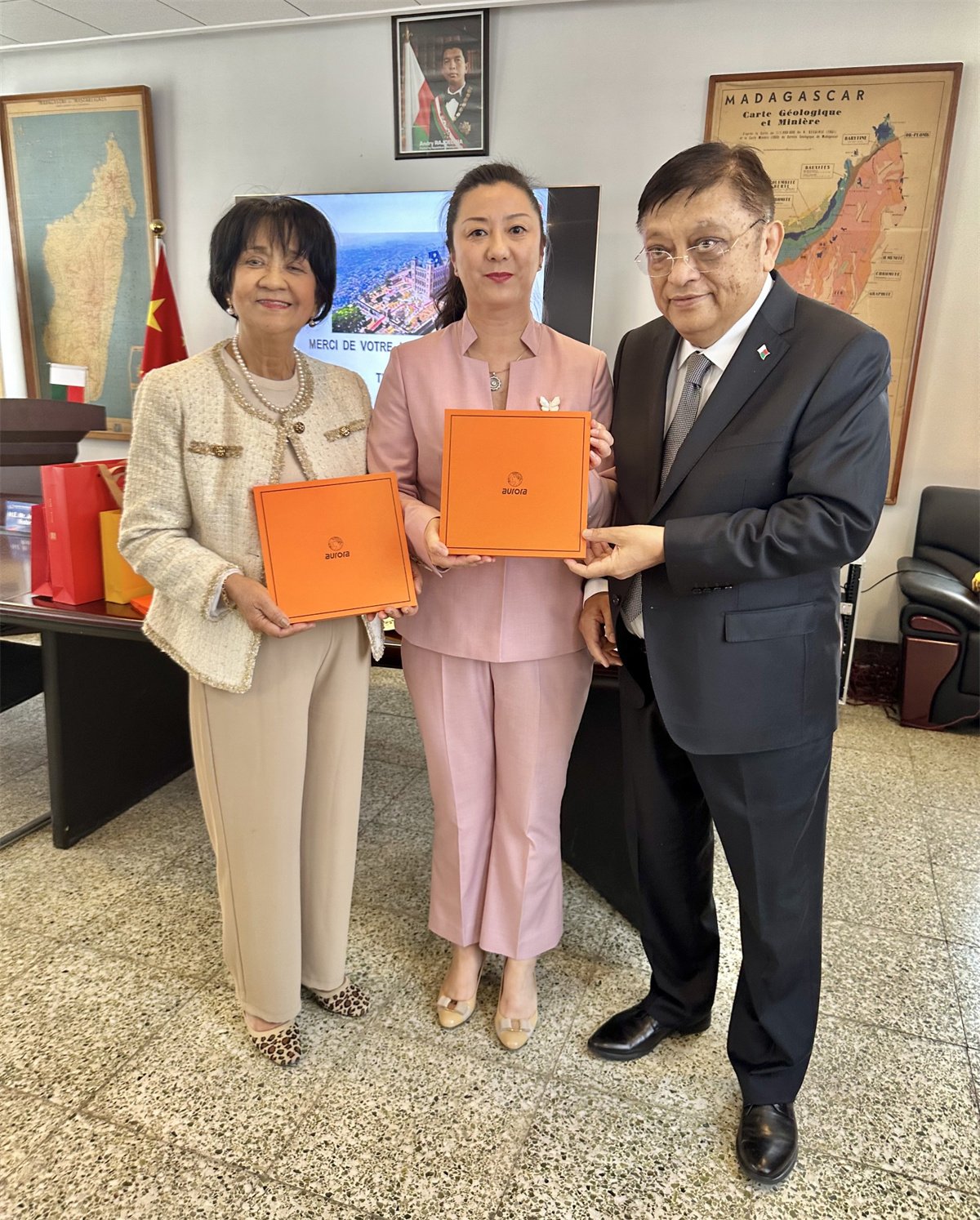 The Ambassador of Madagascar to China, His Excellency Jean Louis Robenson, and his wife give a thumbs up to the Aurora scarf platform