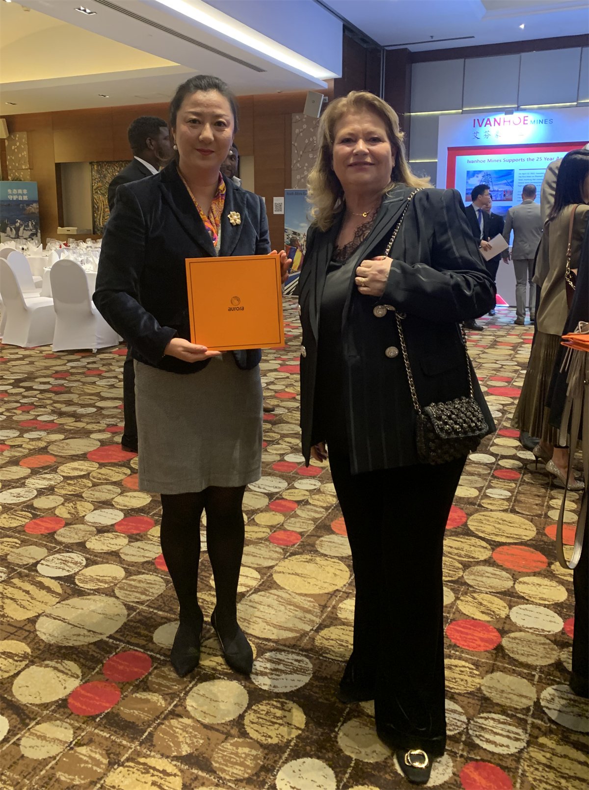 Ms. Feng Delin, the current Ambassador of Monaco to China, gave a thumbs up to the Aurora scarf platform