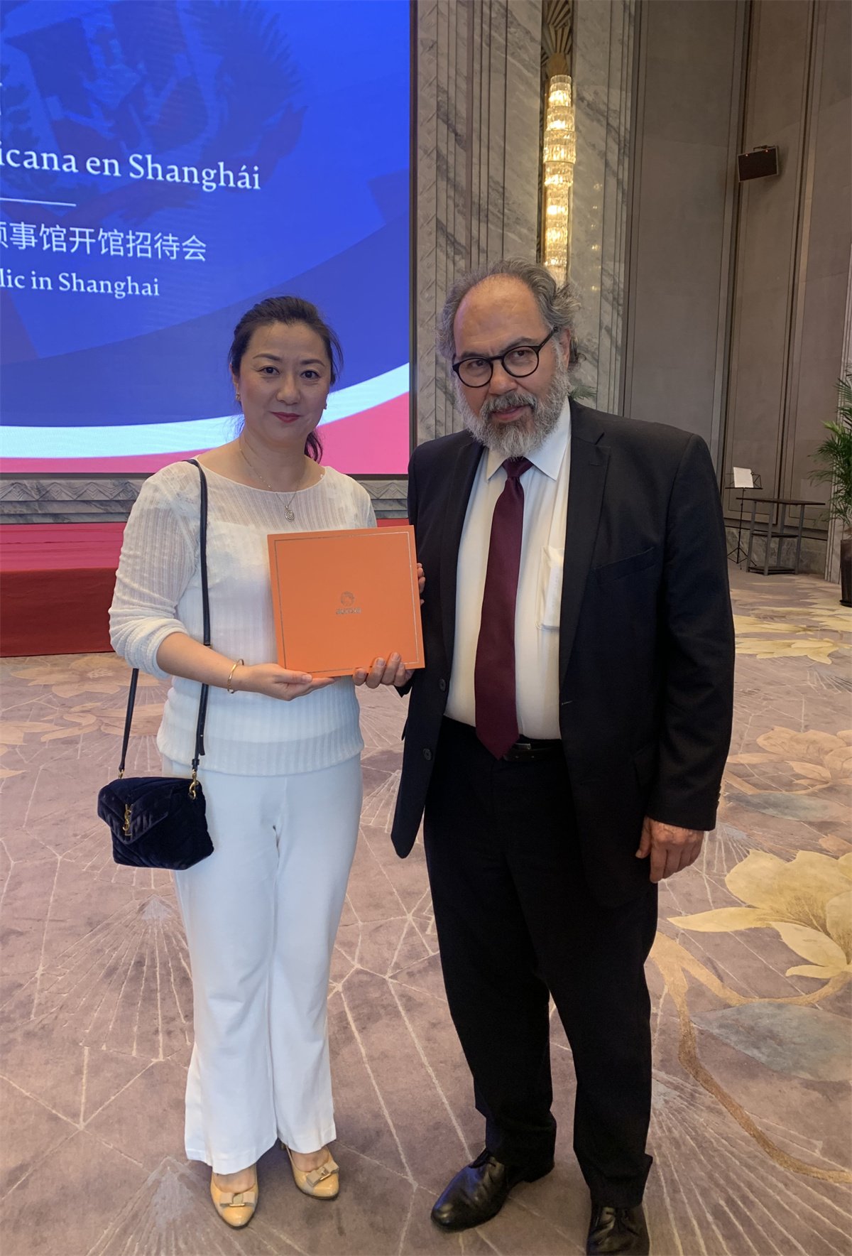 His Excellency Leopoldo Michel, Consul General of Mexico in Shanghai, stands at the Aurora Silk National Ceremony platform