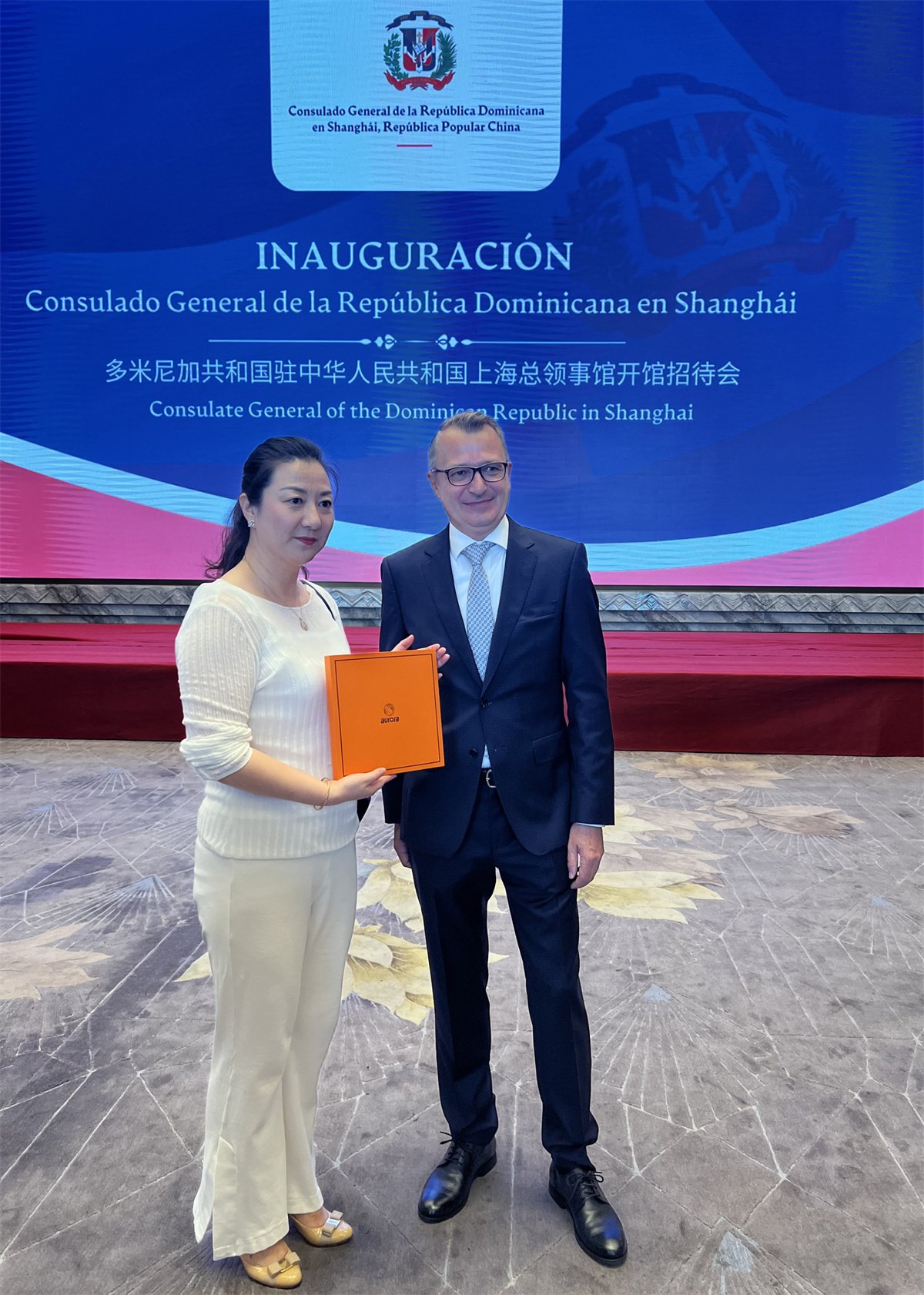 Här. Gao Yifan, Deputy Consul General of the Swiss Consulate General in Shanghai, stands at the Aurora Silk National Ceremony platform