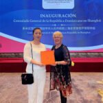 The Consul General of the Bolivarian Republic of Venezuela in Shanghai, His Excellency Lesbes Berrios Le ó n, stands at the Aurora Silk National Ceremony platform