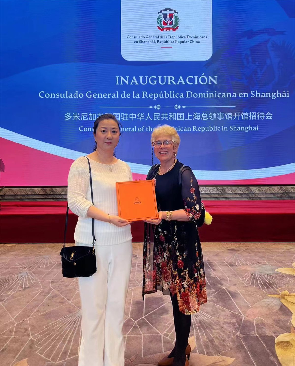 The Consul General of the Bolivarian Republic of Venezuela in Shanghai, His Excellency Lesbes Berrios Le ó n, stands at the Aurora Silk National Ceremony platform