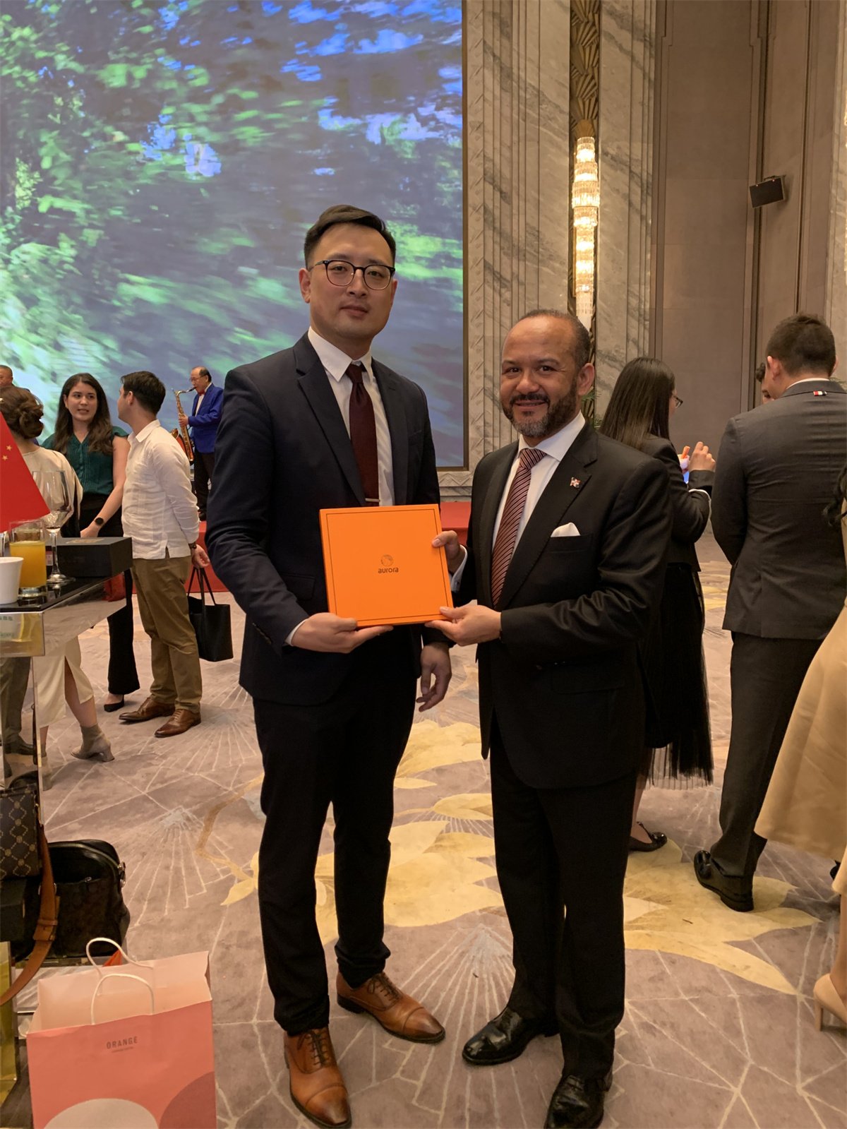The Ambassador of the Dominican Republic to China and the Consul General in Shanghai respectively praised the Aurora Scarf National Ceremony platform