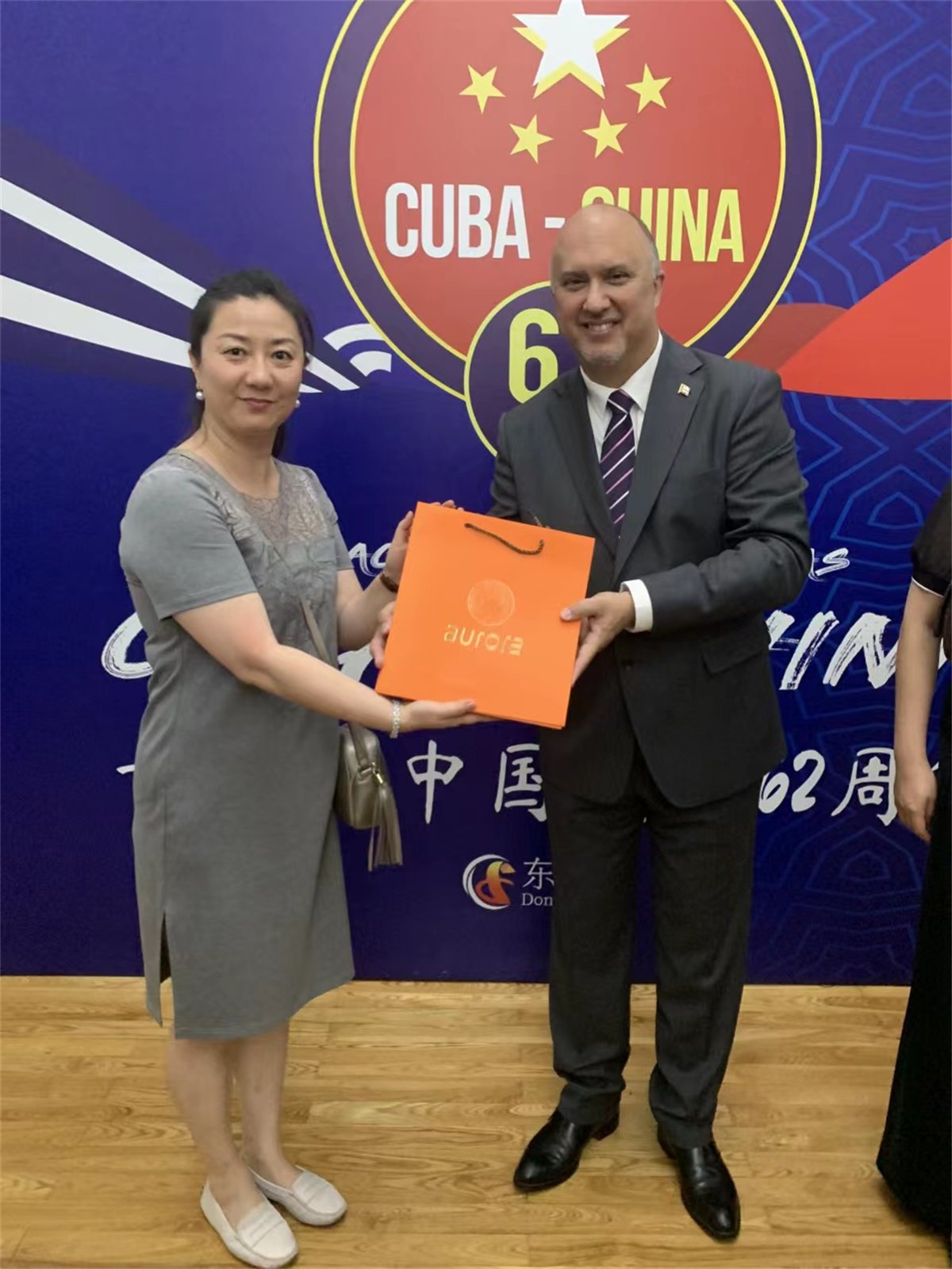 Cuban Ambassador to China, His Excellency Pereira, praises Aurora scarf platform