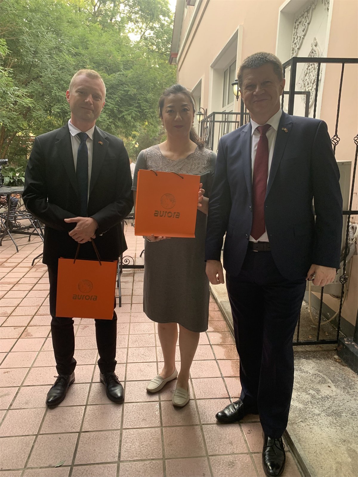 The newly appointed Ambassador Extraordinary and Plenipotentiary of the Belarusian Embassy in China, His Excellency Yuri Xianko, gave a thumbs up to the silk scarf brand Aurora platform
