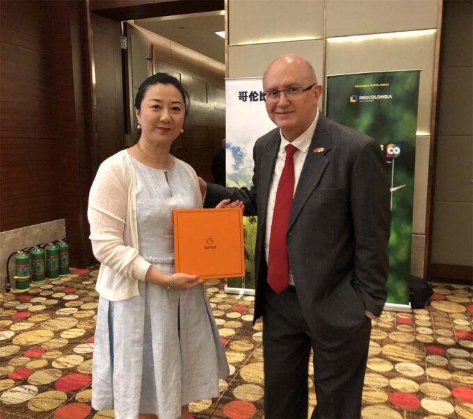 The Ambassador of the Embassy of Mexico in China, His Excellency Serican Escamia, stands at the Aurora platform