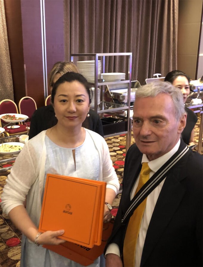 Aurora received favor from three Colombian ambassadors to China with Aurora scarves