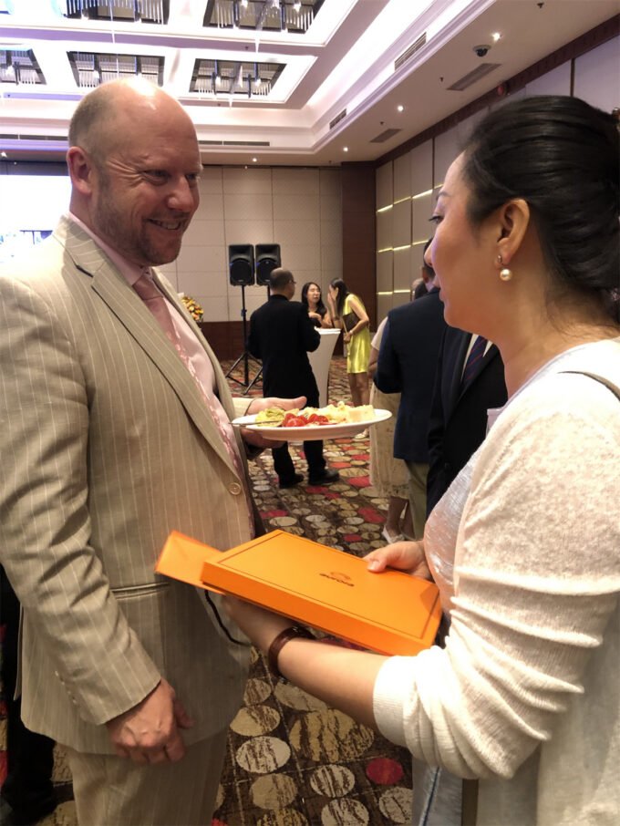 New Zealand's newly appointed Ambassador to China, Mr. Murray, favors Aurora scarves