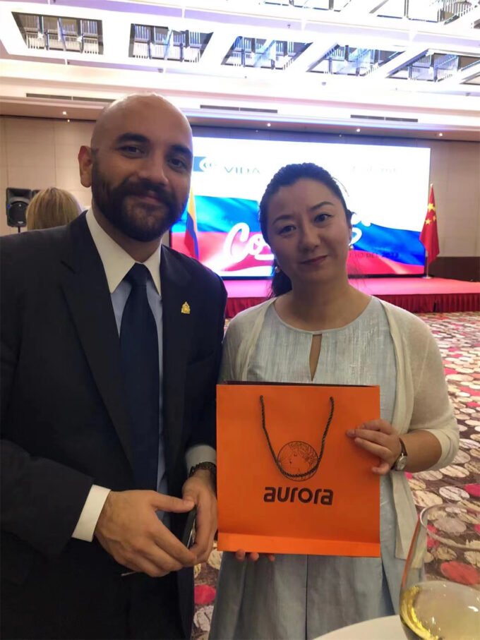 The Deputy Director of the Embassy of Honduras in China stands at the Aurora scarf platform