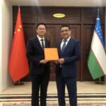 Counsellor of the Embassy of the Republic of Uzbekistan in China: Mr. Abdulla Yevgeny Nurkin received the Aurora Silk State Gift.