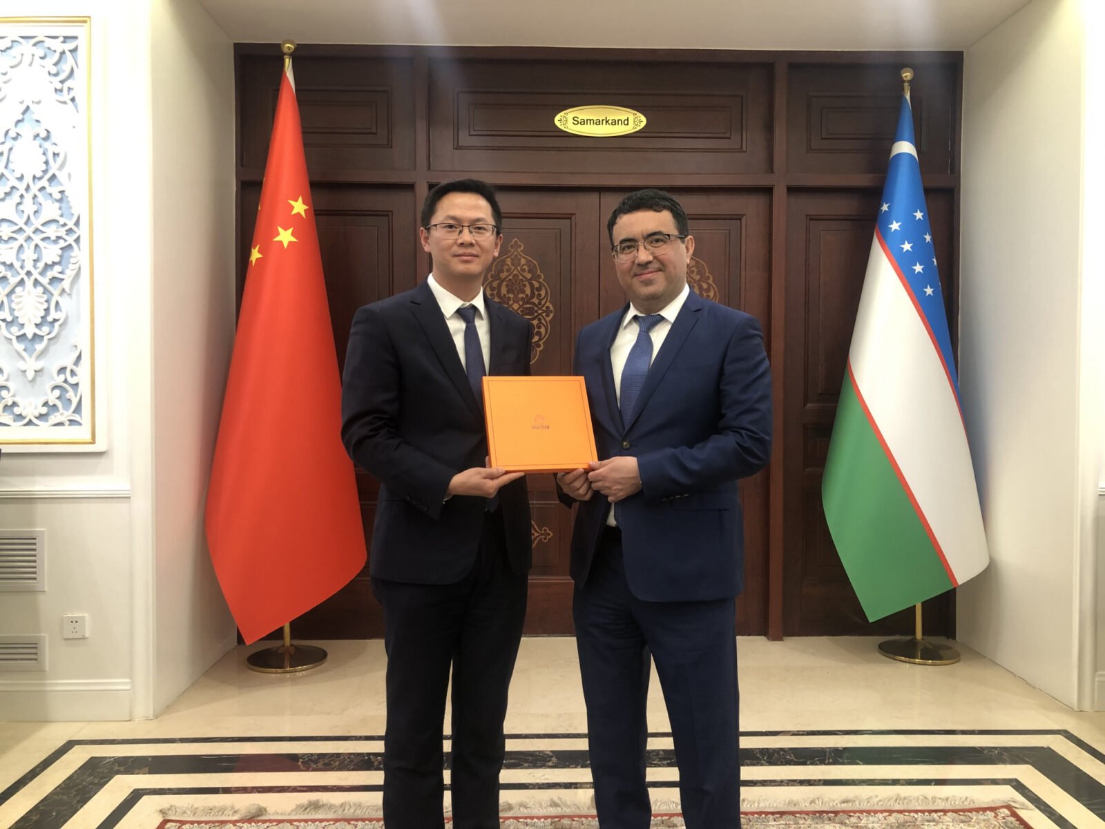 Counsellor of the Embassy of the Republic of Uzbekistan in China: 氏. Abdulla Yevgeny Nurkin received the Aurora Silk State Gift.