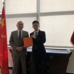 氏. Carlos Lafuya, the newly appointed Ambassador of the Republic of Ecuador to China, received the Aurora Silk Country Gift